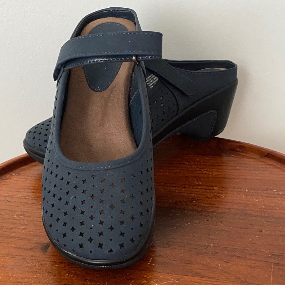 White Mountain Dark Blue Star Cutout Mules